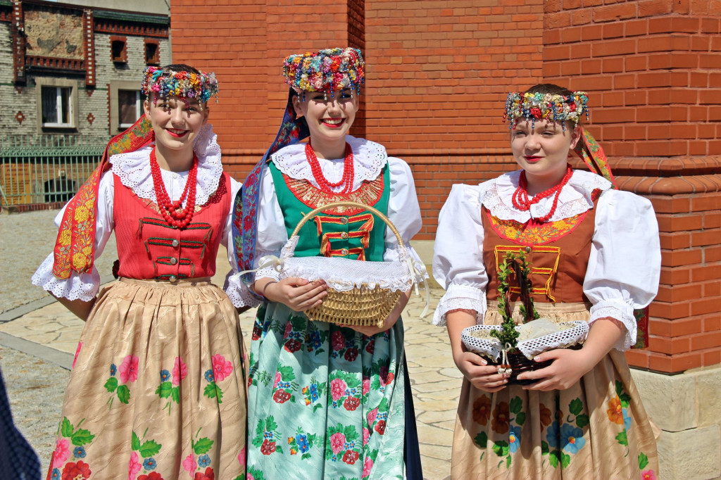 Radzionków. Święcenie pokarmów w śląskich strojach