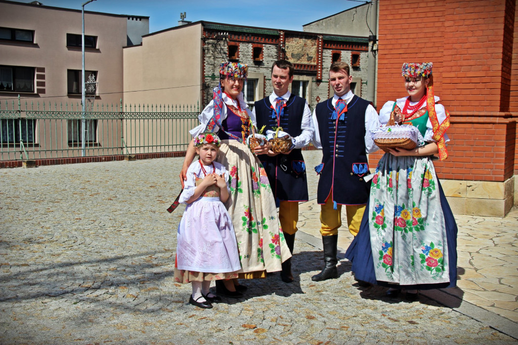 Radzionków. Święcenie pokarmów w śląskich strojach