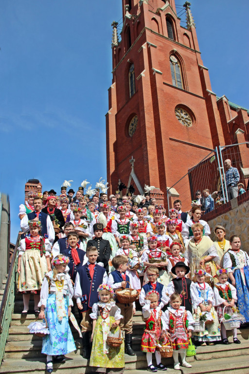 Radzionków. Święcenie pokarmów w śląskich strojach
