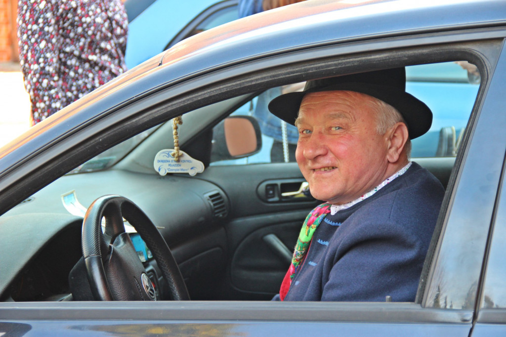 Radzionków. Święcenie pokarmów w śląskich strojach