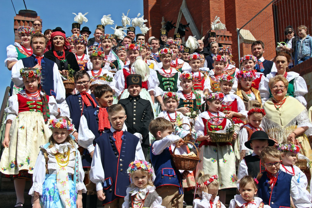 Radzionków. Święcenie pokarmów w śląskich strojach