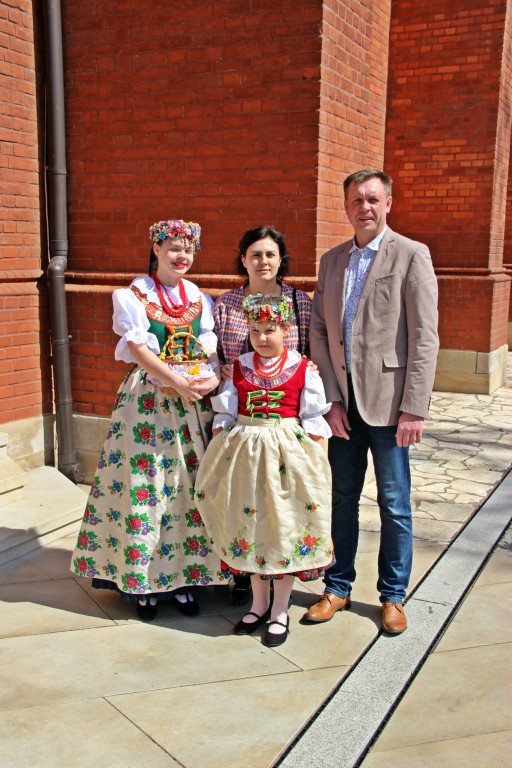 Radzionków. Święcenie pokarmów w śląskich strojach