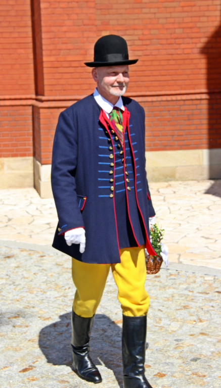 Radzionków. Święcenie pokarmów w śląskich strojach