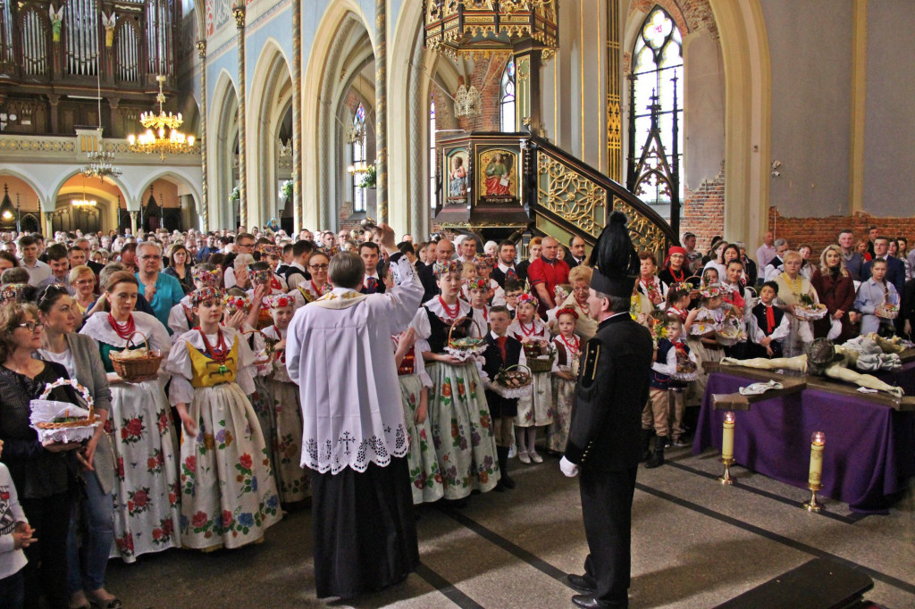 Radzionków. Święcenie pokarmów w śląskich strojach