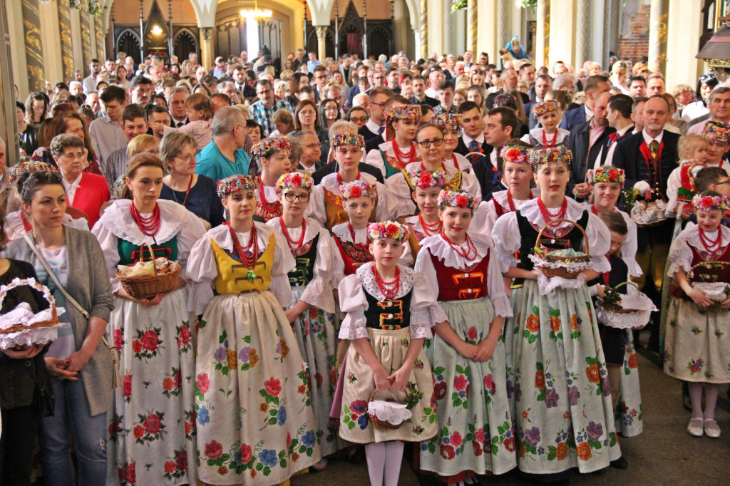 Radzionków. Święcenie pokarmów w śląskich strojach