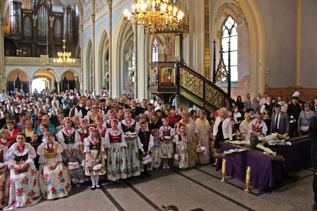 Radzionków. Święcenie pokarmów w śląskich strojach