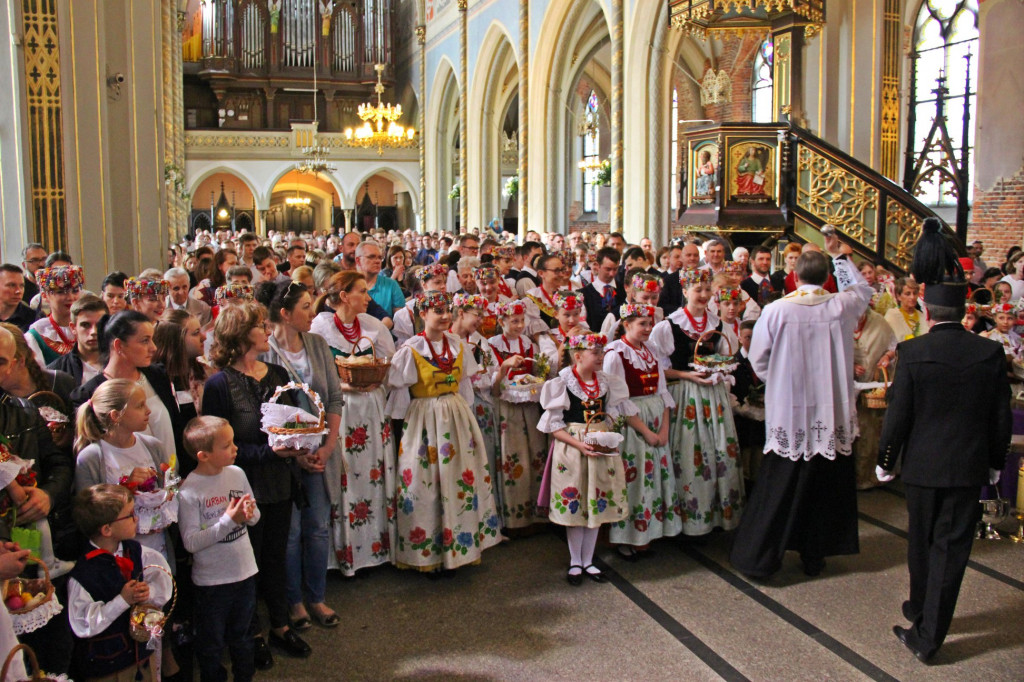 Radzionków. Święcenie pokarmów w śląskich strojach