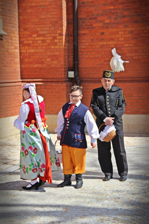 Radzionków. Święcenie pokarmów w śląskich strojach