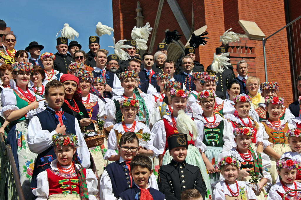 Radzionków. Święcenie pokarmów w śląskich strojach