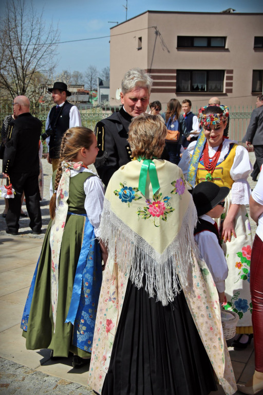 Radzionków. Święcenie pokarmów w śląskich strojach