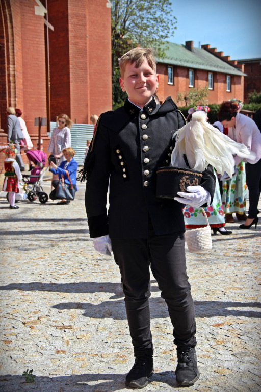 Radzionków. Święcenie pokarmów w śląskich strojach