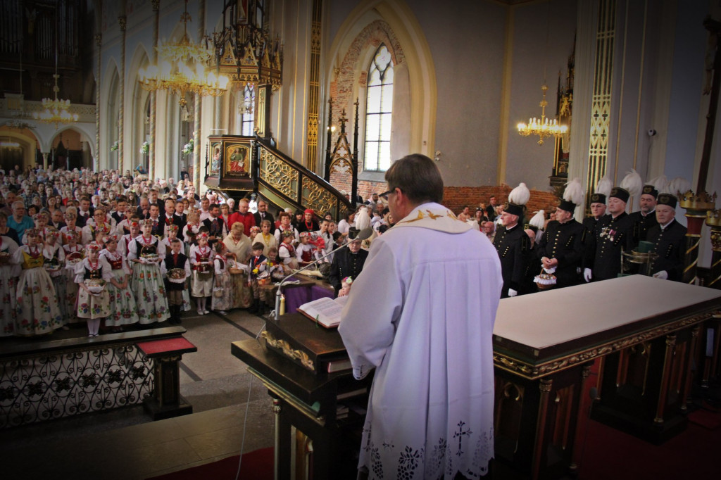 Radzionków. Święcenie pokarmów w śląskich strojach