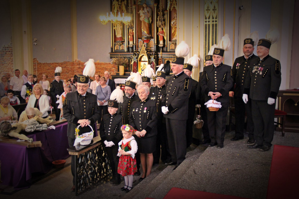 Radzionków. Święcenie pokarmów w śląskich strojach