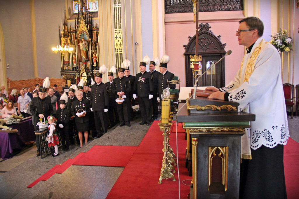 Radzionków. Święcenie pokarmów w śląskich strojach