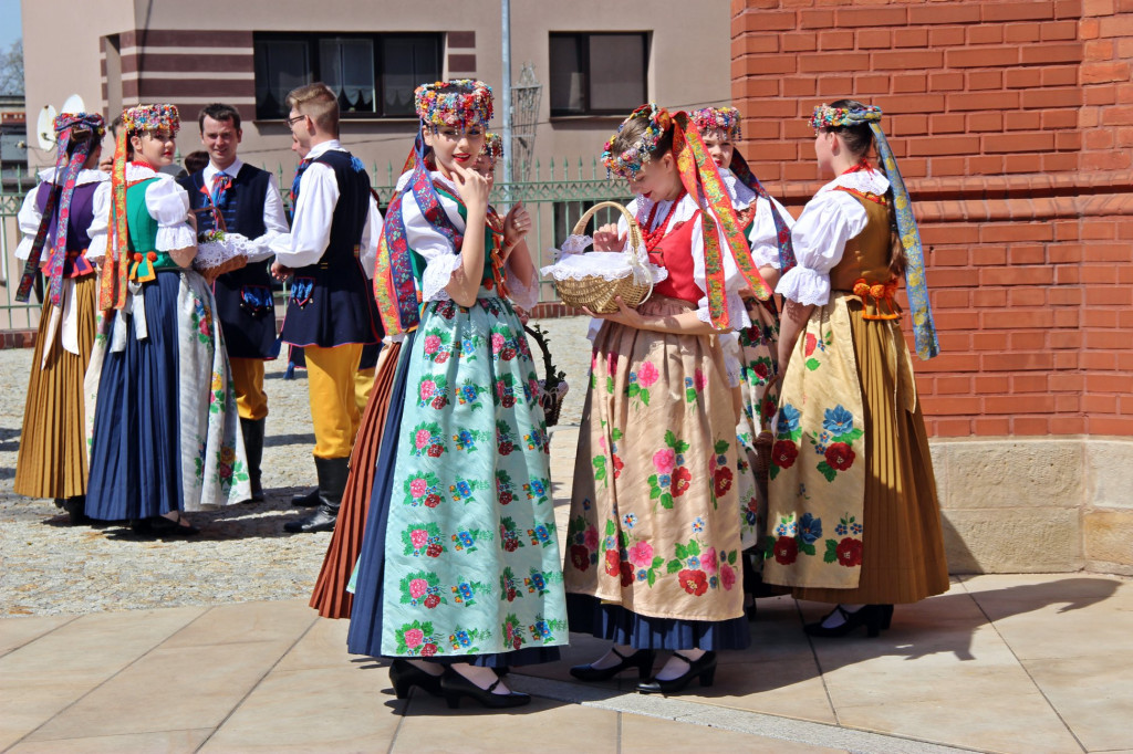 Radzionków. Święcenie pokarmów w śląskich strojach