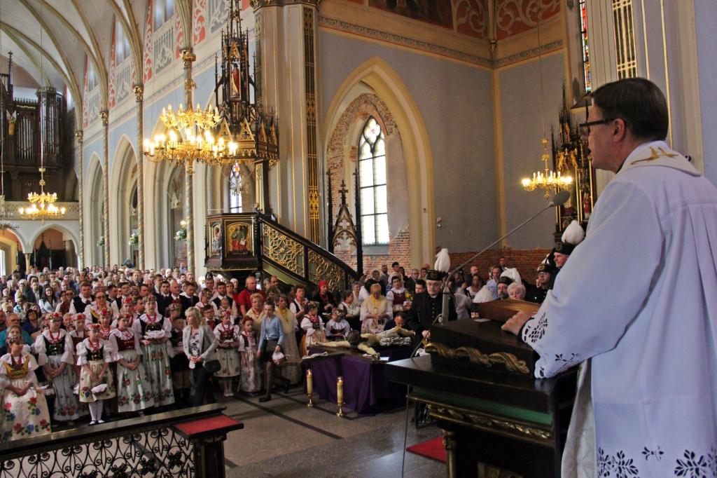 Radzionków. Święcenie pokarmów w śląskich strojach