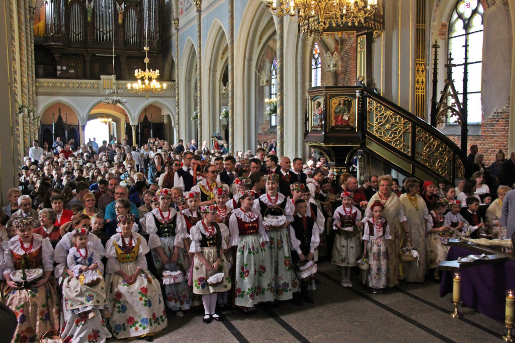 Radzionków. Święcenie pokarmów w śląskich strojach