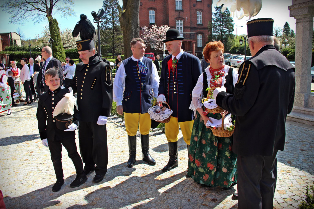 Radzionków. Święcenie pokarmów w śląskich strojach