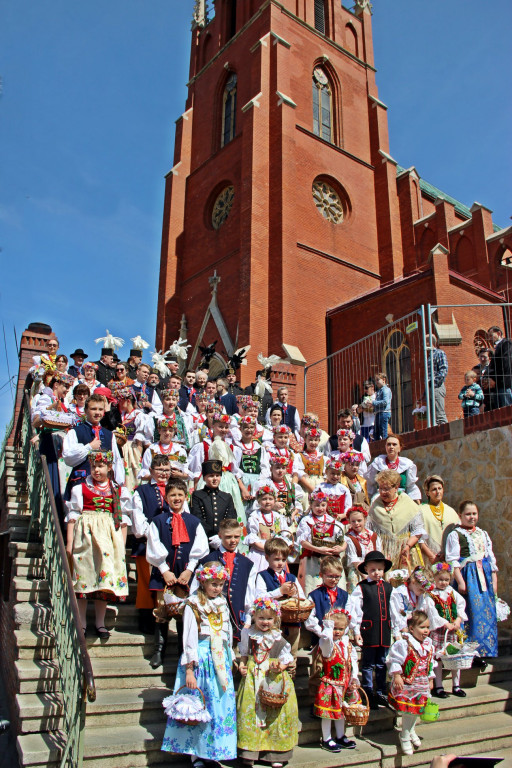 Radzionków. Święcenie pokarmów w śląskich strojach