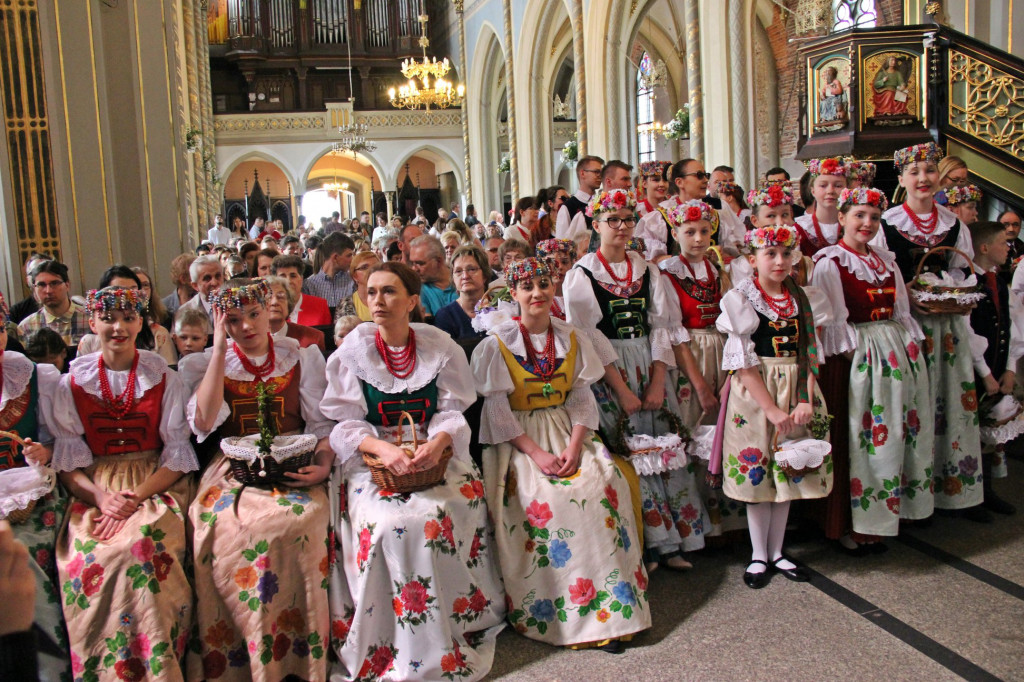 Radzionków. Święcenie pokarmów w śląskich strojach