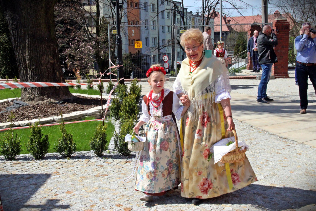 Radzionków. Święcenie pokarmów w śląskich strojach