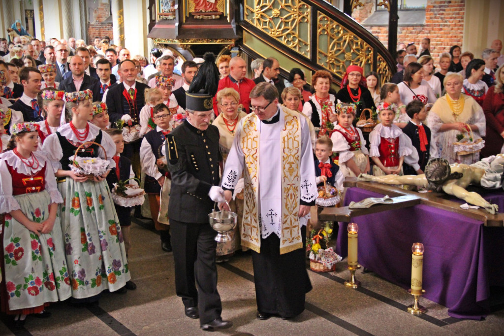 Radzionków. Święcenie pokarmów w śląskich strojach