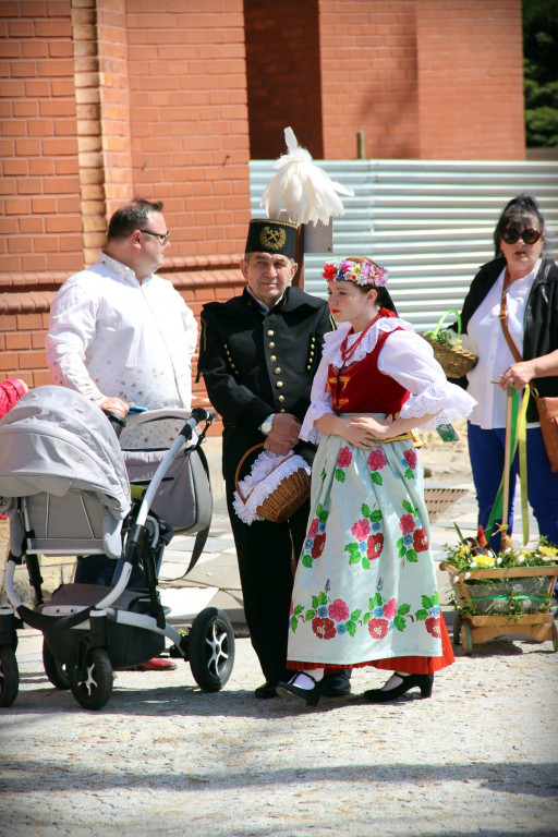 Radzionków. Święcenie pokarmów w śląskich strojach