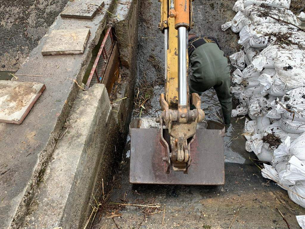 Naprawianie tamy nad zalewem Nakło-Chechło