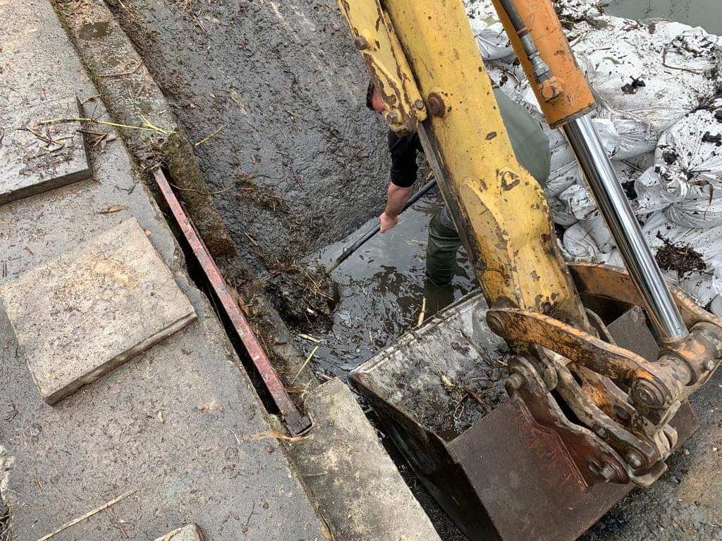 Naprawianie tamy nad zalewem Nakło-Chechło