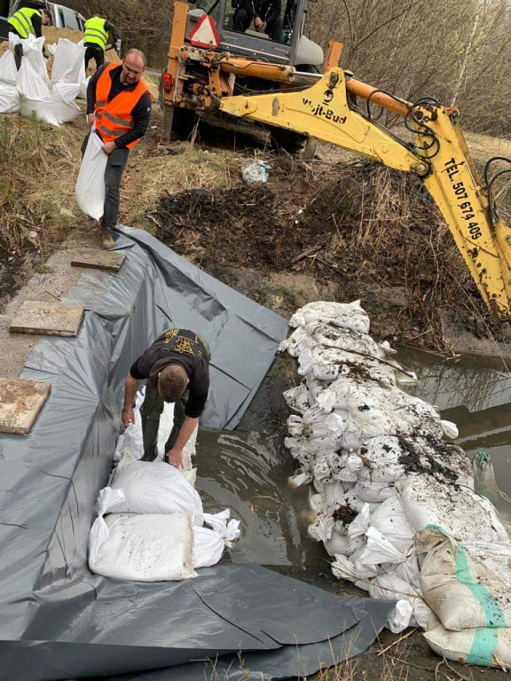 Naprawianie tamy nad zalewem Nakło-Chechło