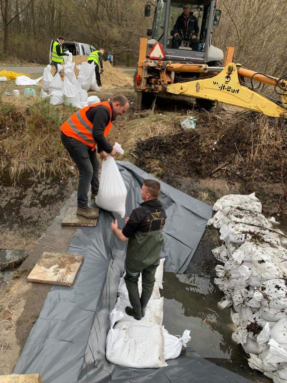 Naprawianie tamy nad zalewem Nakło-Chechło