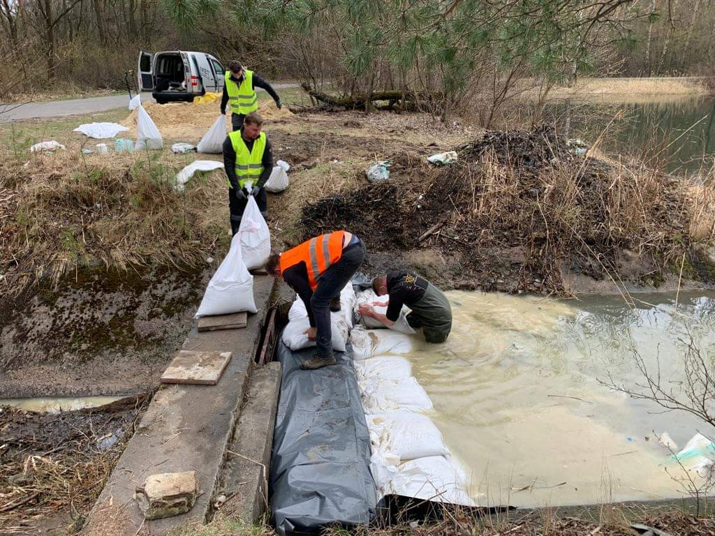 Naprawianie tamy nad zalewem Nakło-Chechło