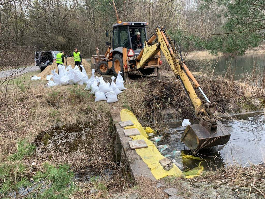 Naprawianie tamy nad zalewem Nakło-Chechło