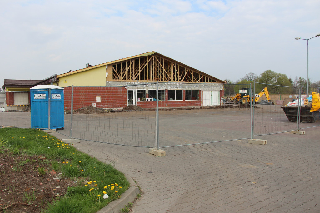 Jeden market remontują, drugi budują