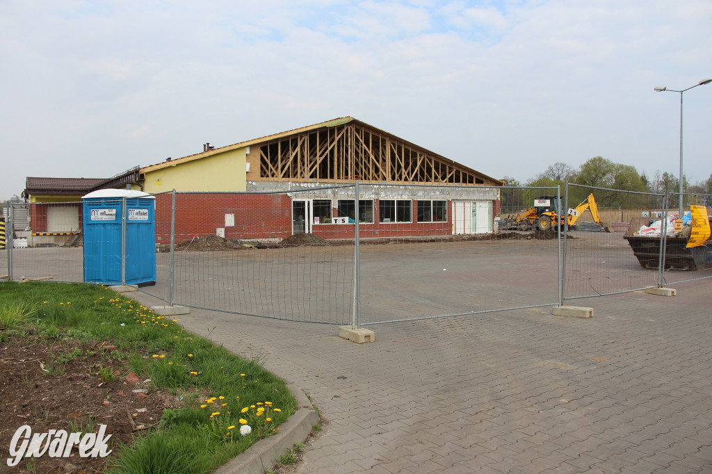 Jeden market remontują, drugi budują