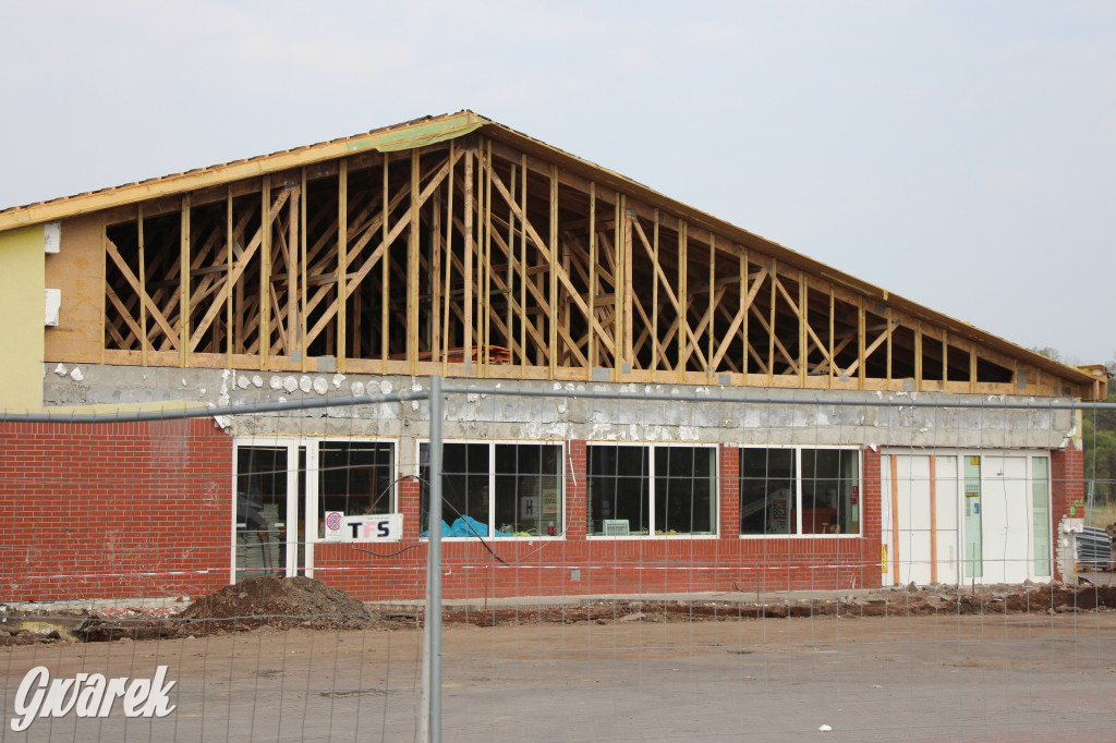 Jeden market remontują, drugi budują