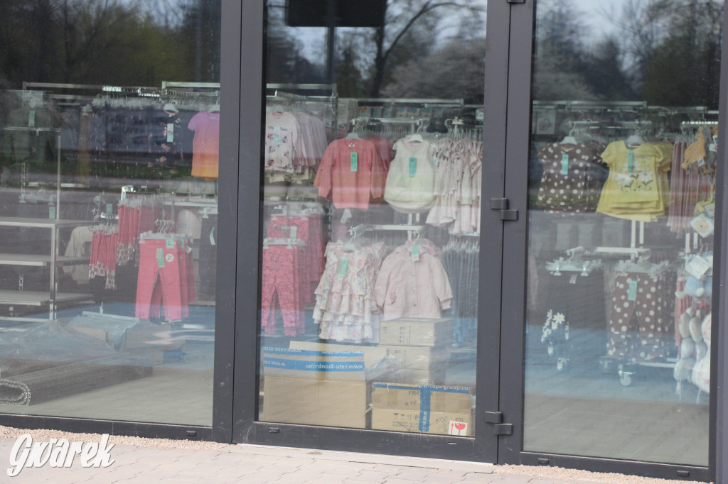 Jeden market remontują, drugi budują