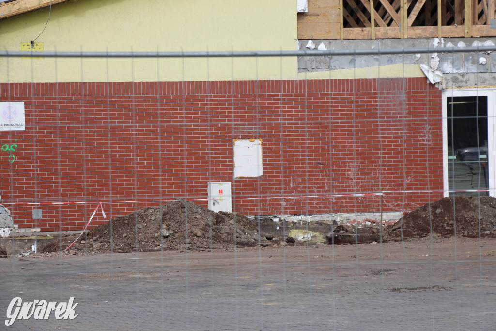 Jeden market remontują, drugi budują