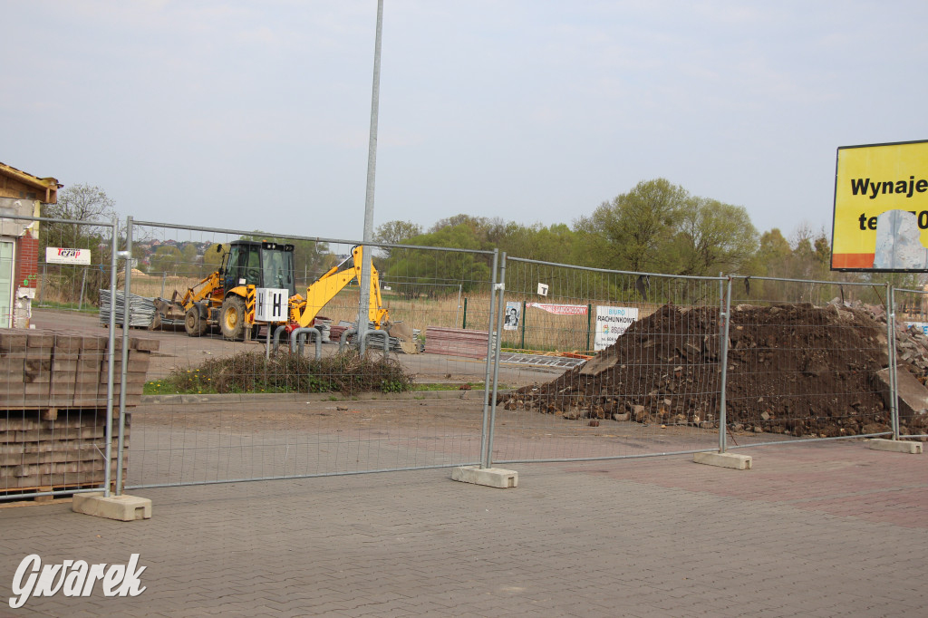 Jeden market remontują, drugi budują