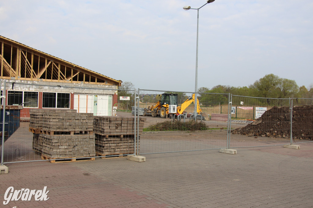 Jeden market remontują, drugi budują