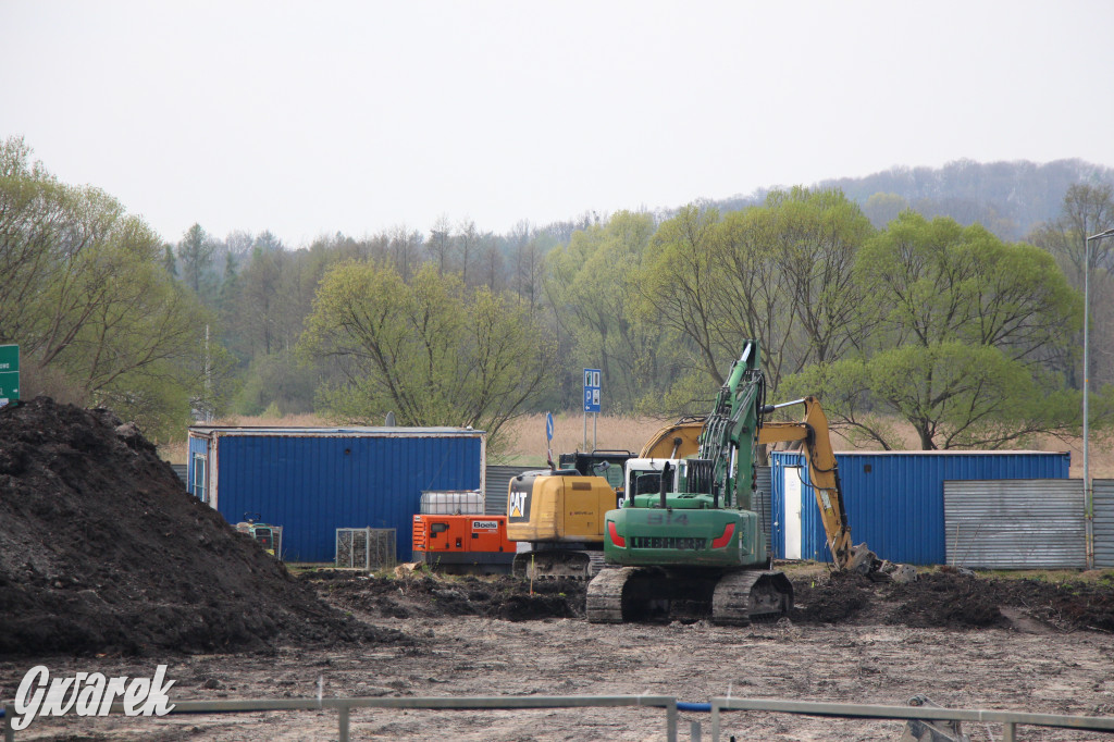 Jeden market remontują, drugi budują