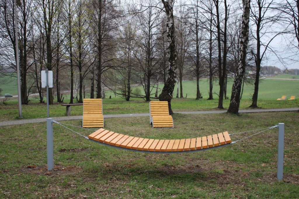 Hamaki i leżaki przy Kopcu Wyzwolenia