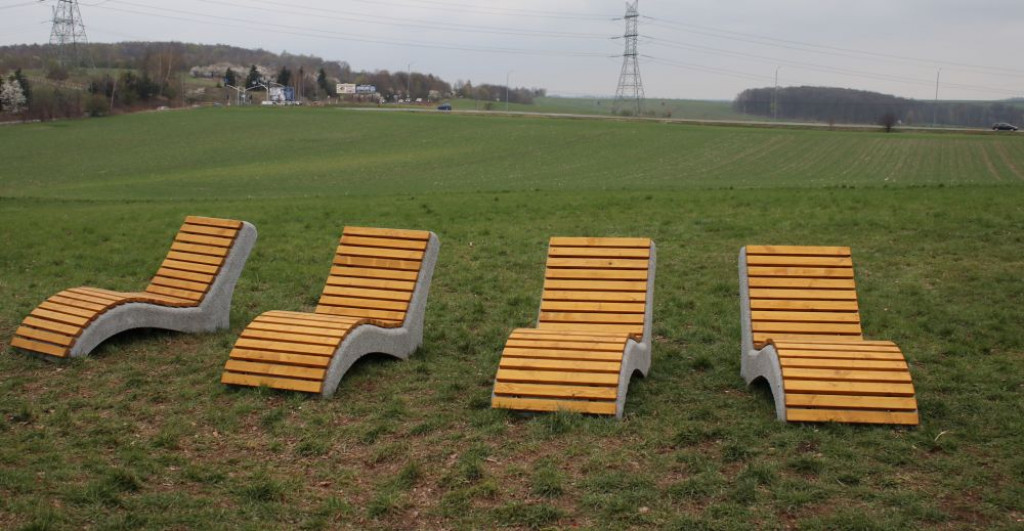 Hamaki i leżaki przy Kopcu Wyzwolenia