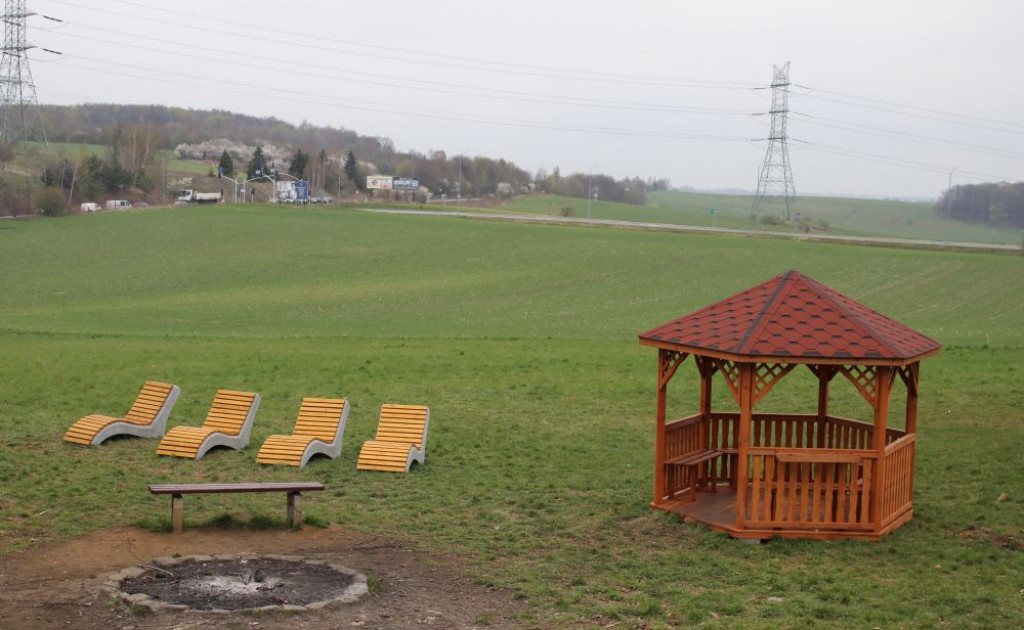 Hamaki i leżaki przy Kopcu Wyzwolenia