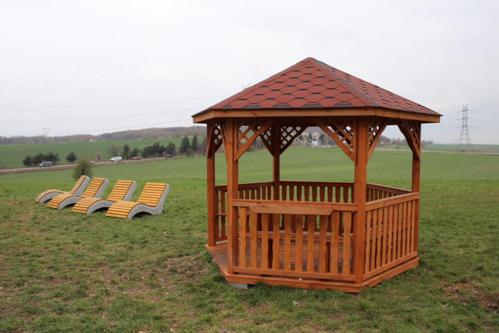 Hamaki i leżaki przy Kopcu Wyzwolenia