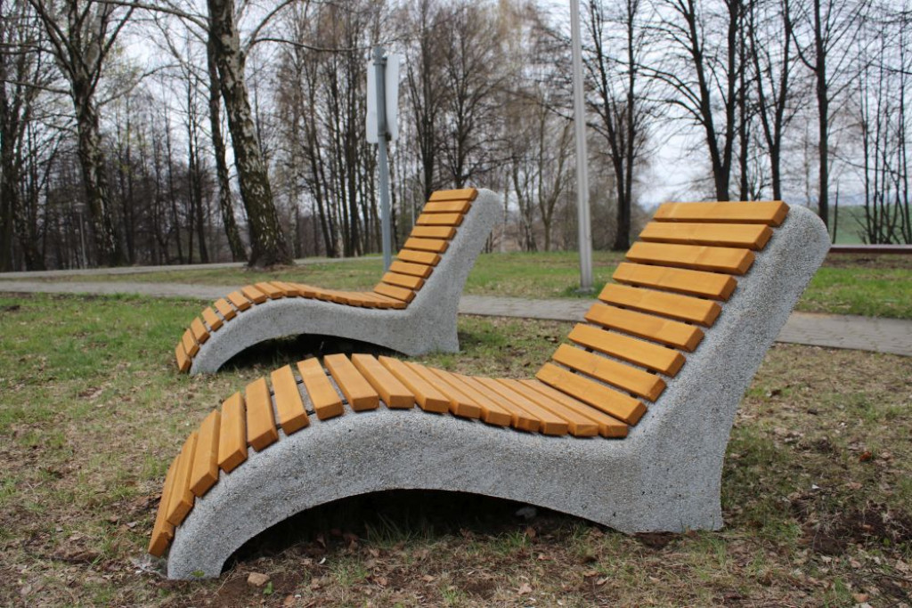 Hamaki i leżaki przy Kopcu Wyzwolenia