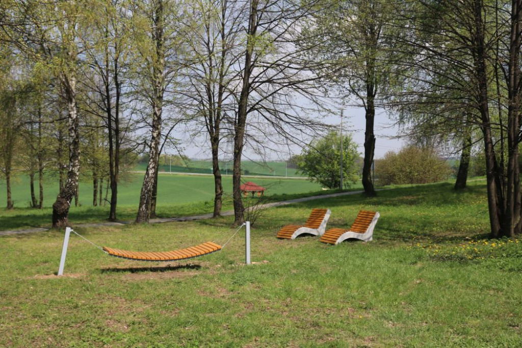 Hamaki i leżaki przy Kopcu Wyzwolenia