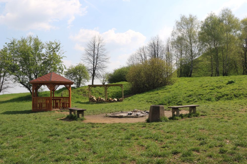 Hamaki i leżaki przy Kopcu Wyzwolenia