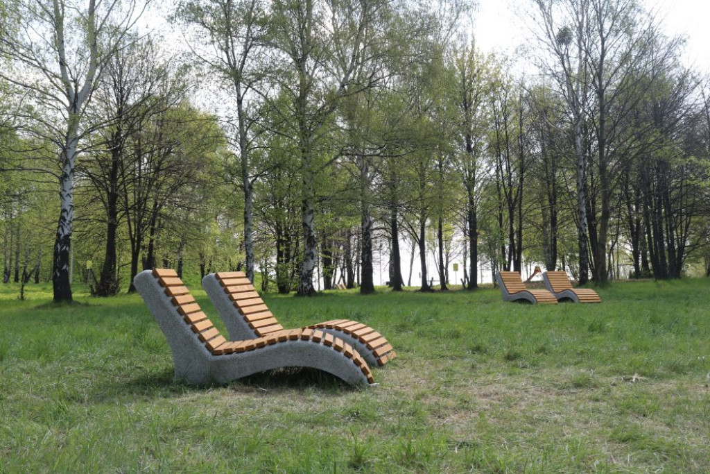 Hamaki i leżaki przy Kopcu Wyzwolenia