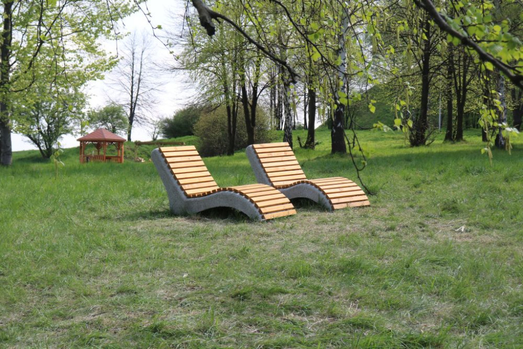 Hamaki i leżaki przy Kopcu Wyzwolenia